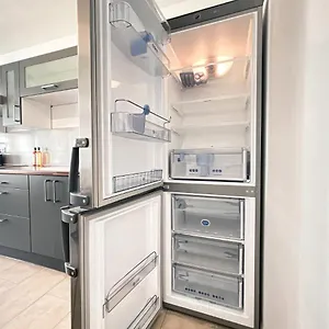 Zentrale Mit Parkplatz, 2 Schlafzimmern, Kueche, Waschmaschine & Balkon Leipzig